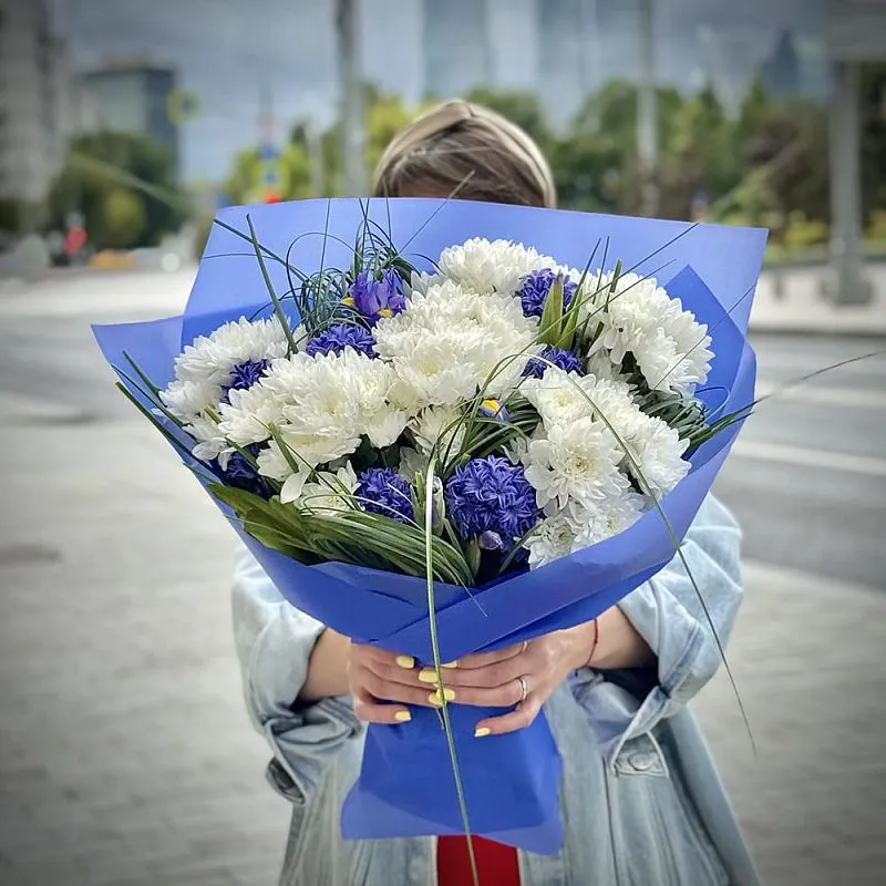 Букет из ирисов, хризантем и гиацинтов