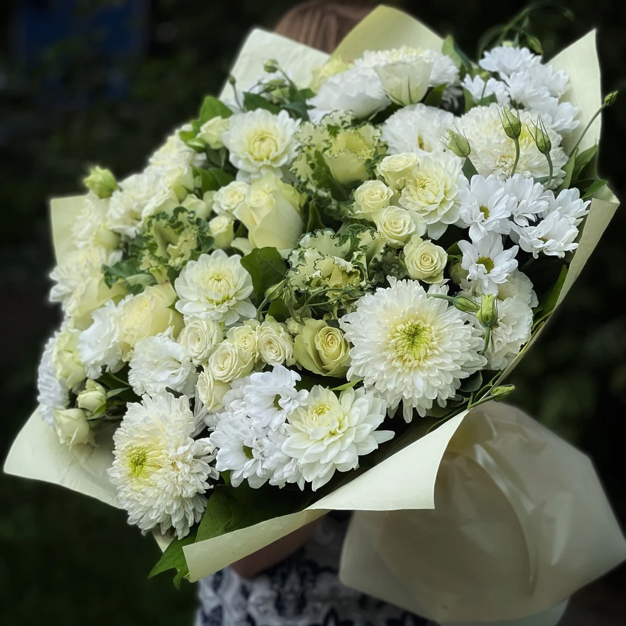 Букет из роз, эустом и хризантем «Снежная вуаль»
