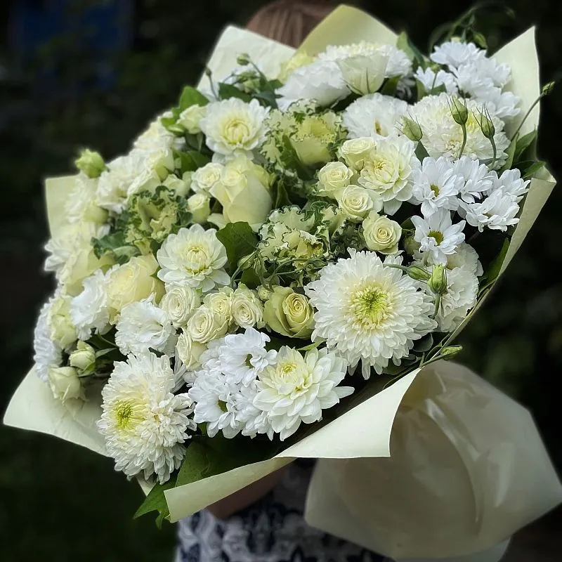 Огромный букет из роз, эустом и хризантем