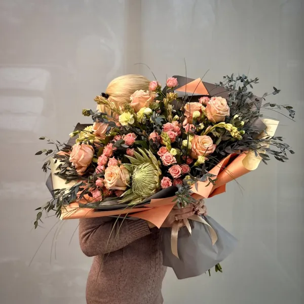 Букет из гвоздик, роз и антиринум огромный