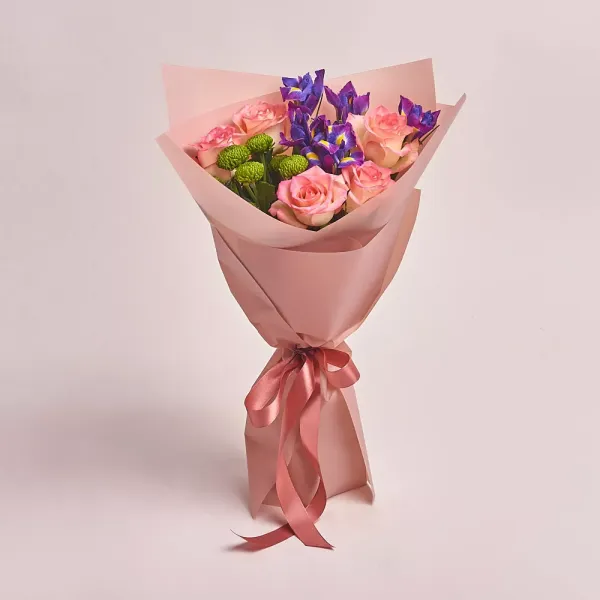 Букет из розовых роз и ирисов (55 см)