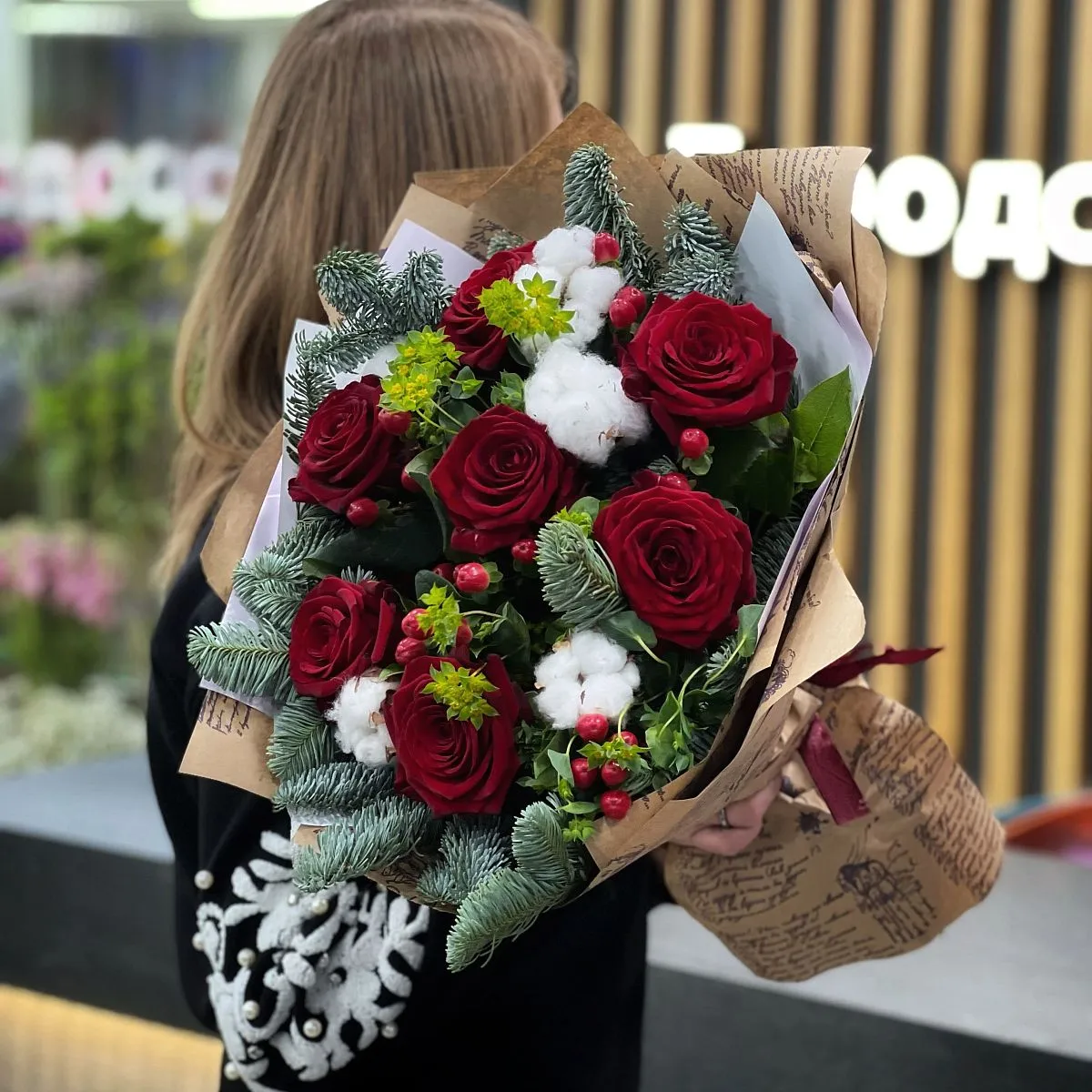 Букет из роз и гиперикума