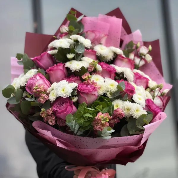 Букет из роз, хризантем и эустом