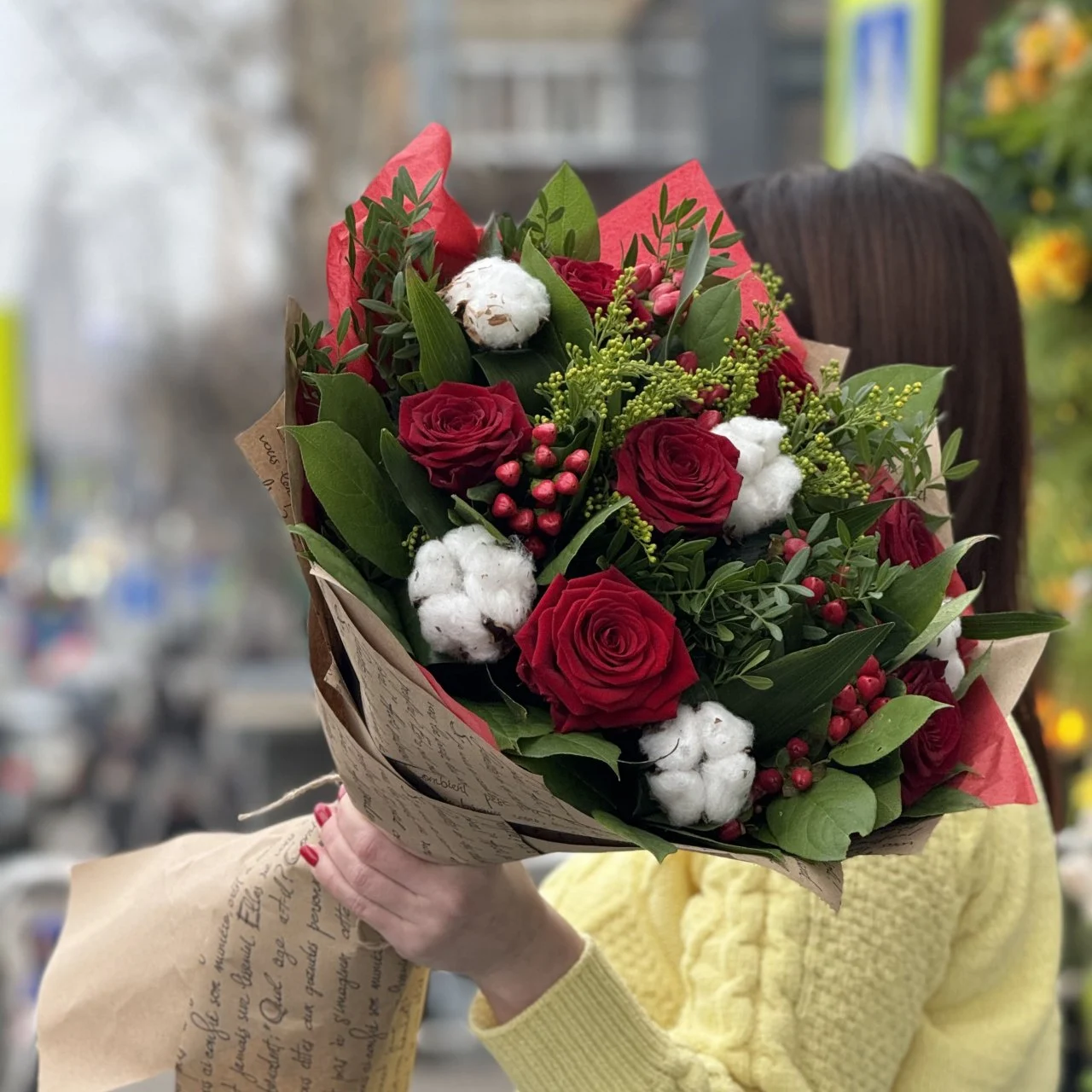 Большой букет из гиперикума, роз и аспидистра
