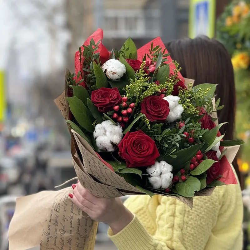 Букет из гиперикума, роз и аспидистра