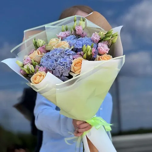 Букет роз, эустом и гортензии (60 см)