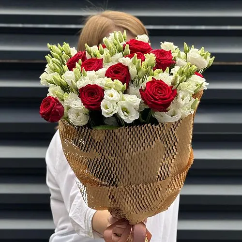 Букет из роз и эустом