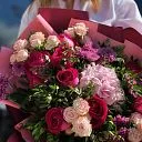 Огромный букет из хризантем и роз «Огненный рассвет»