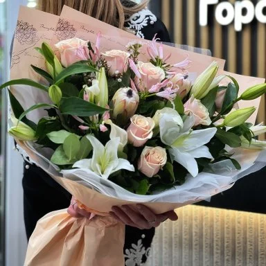 Букет из роз, калл, лилий, нерины, протеи и хамелациума