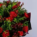 Букет из 27 красных роз и брунии