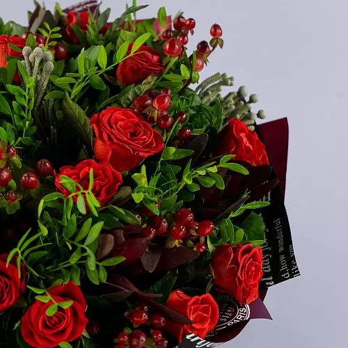 Букет из 27 красных роз и брунии