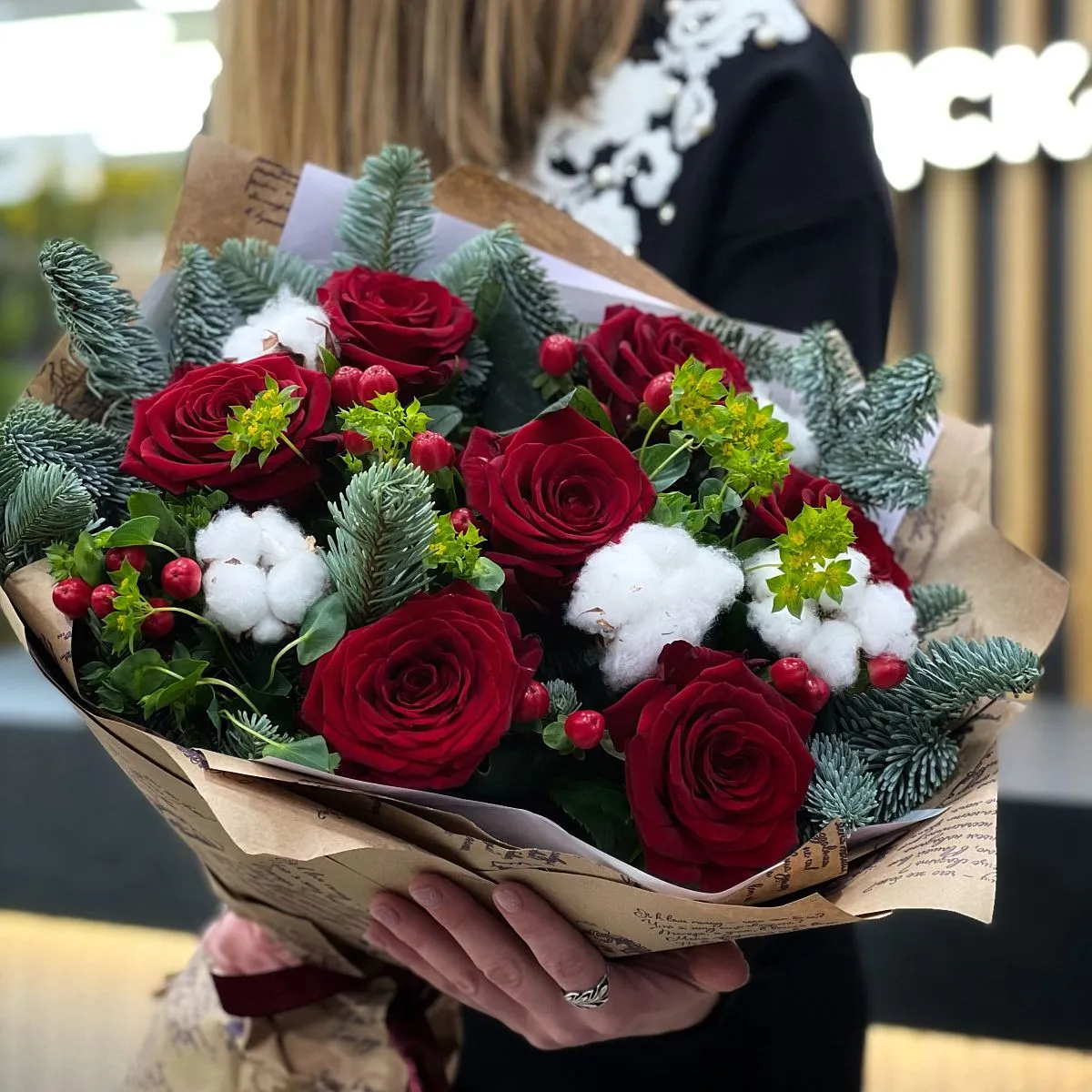 Букет из роз и гиперикума