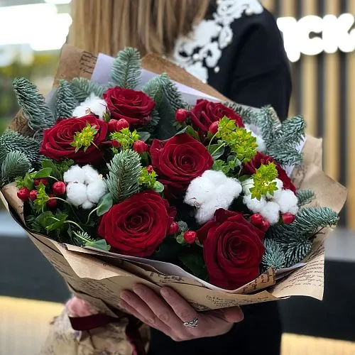 Букет из роз и гиперикума