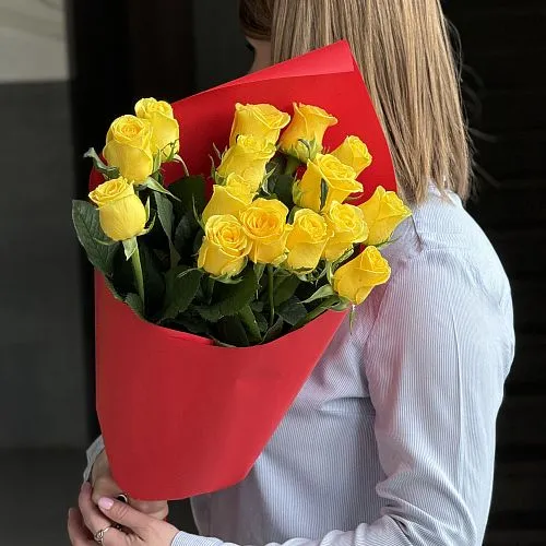 Букет из 15 жёлтых роз (70 см)