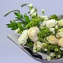 Букет из роз, ранункулюсов и гвоздик