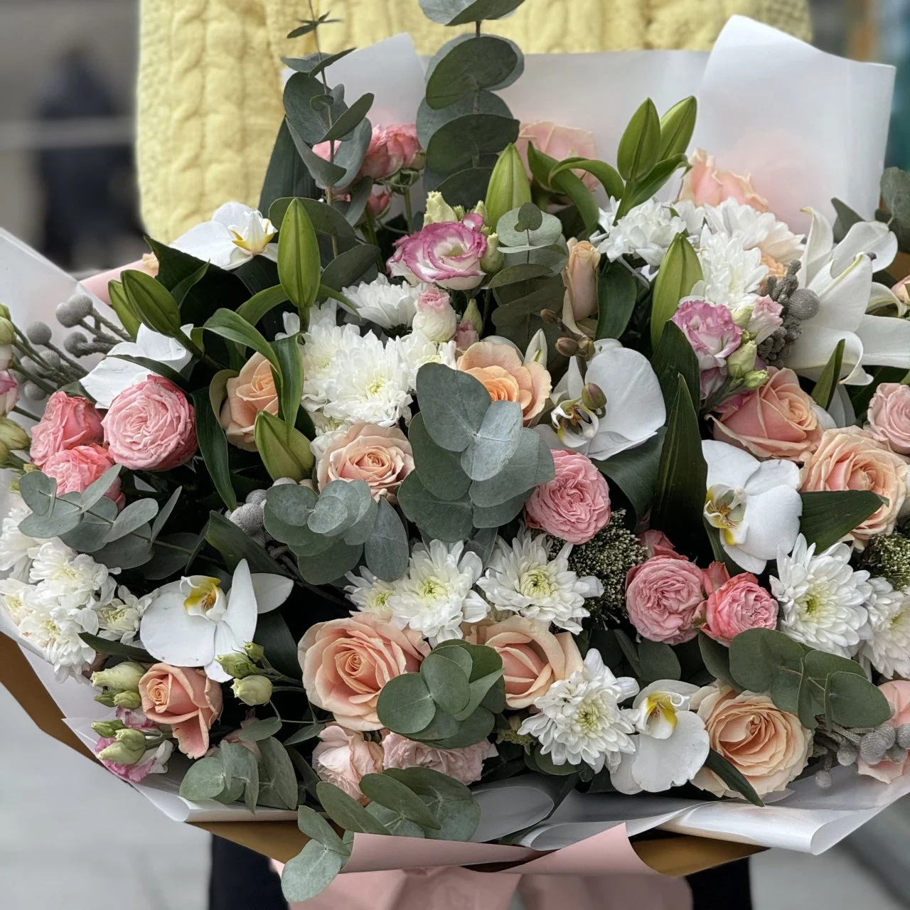 Букет из роз, хризантем и эустомы