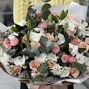Букет из роз, хризантем и эустомы