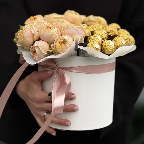 Розы и конфеты фереро в коробке