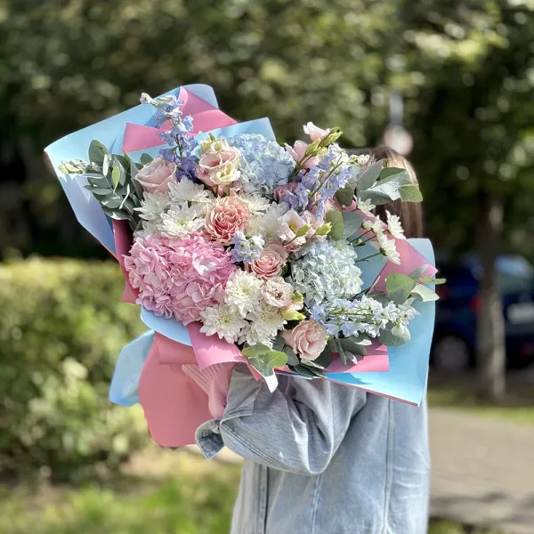 Букет из роз, эустом и хризантем