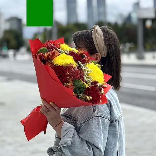 Букет из хризантем, солидаго и роз