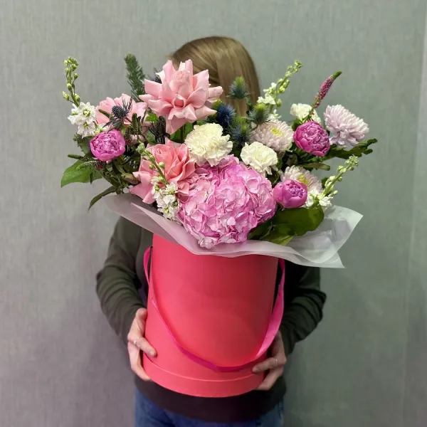 Букет из пионов, гвоздик и роз эквадор в корзине