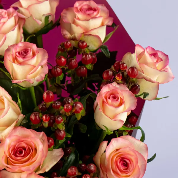 Букет из бело-розовых роз (60 см)