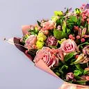 Букет из роз, альстромерий и эустом