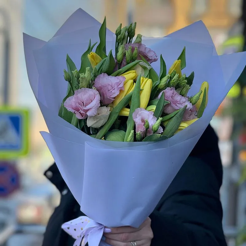 Огромный букет из тюльпан и эустомы