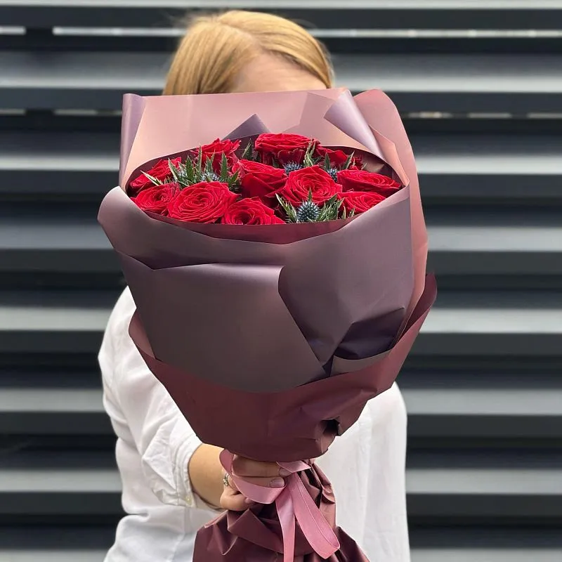 Букет из роз и эрингиума