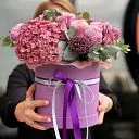 Хризантемы, розы и наринэ в коробке
