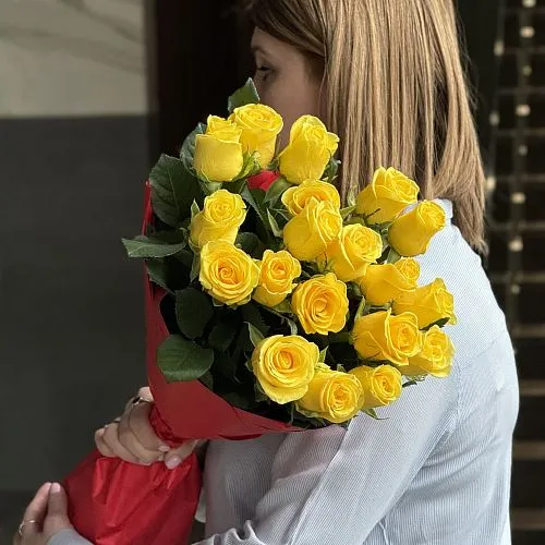 Букет из 19 жёлтых роз (70 см)