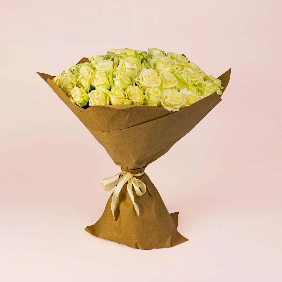 65 бело-зеленых роз (60 см)