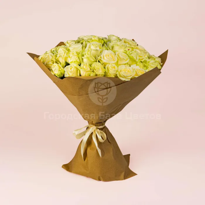 55 бело-зеленых роз (70 см)