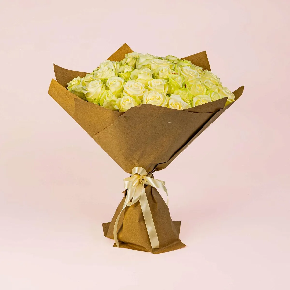 69 бело-зеленых роз (50 см)