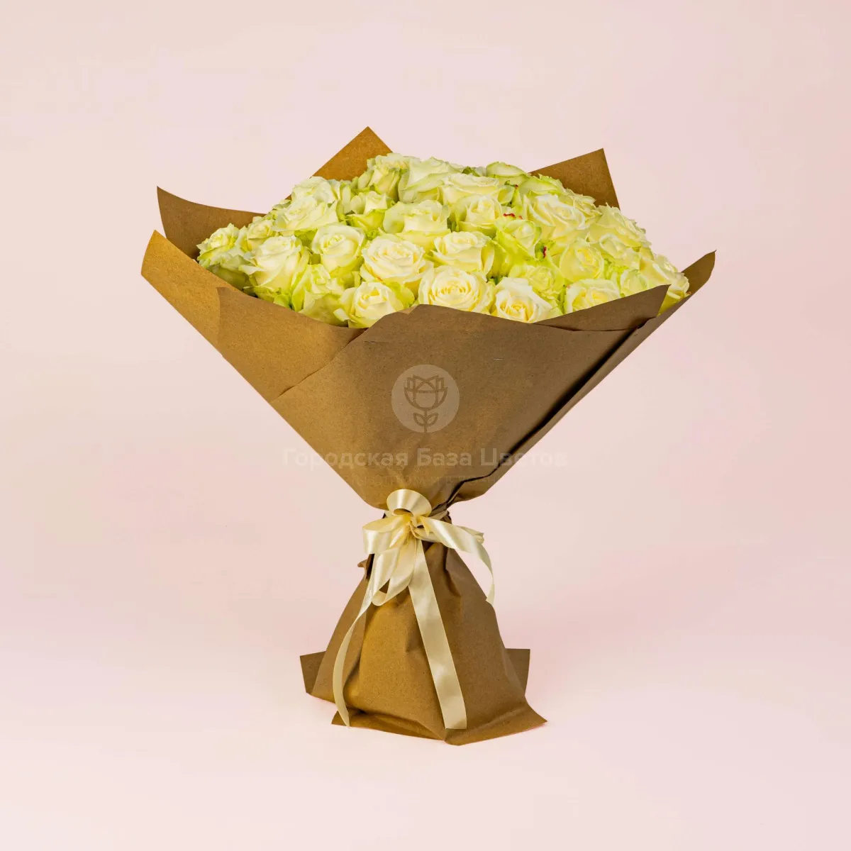 65 бело-зеленых роз (50 см)