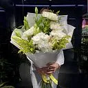 Букет из солидаго, хризантем кустовых и хризантем одноголовых