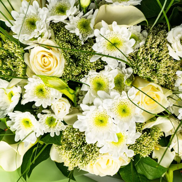 Белые каллы, розы и хризантемы