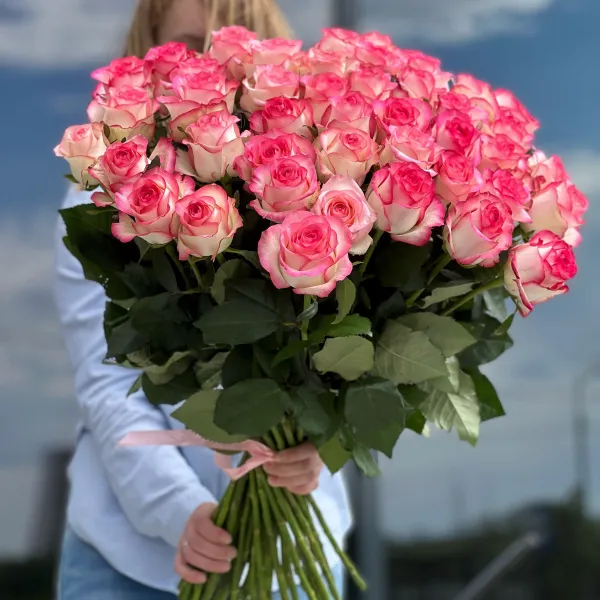 59 бело-розовых роз (60 см)