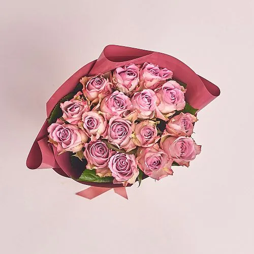 15 нежных розовых роз (50 см)
