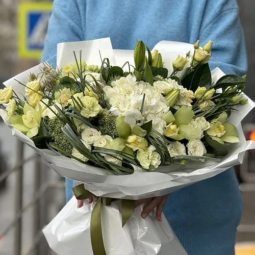 Огромный букет из роз, эустомы и гвоздики