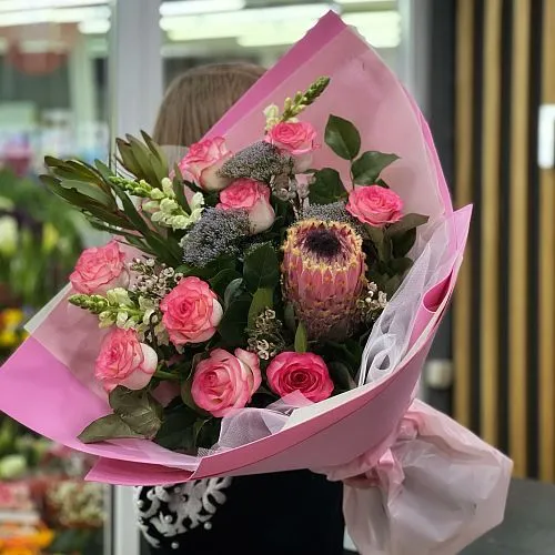 Огромный букет из роз, сафари и хамелациума