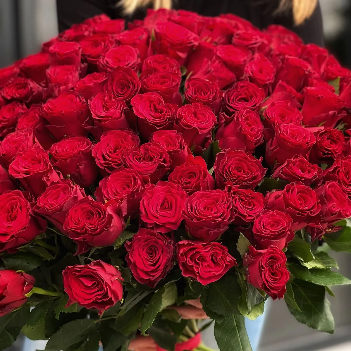 89 красных роз (60 см)
