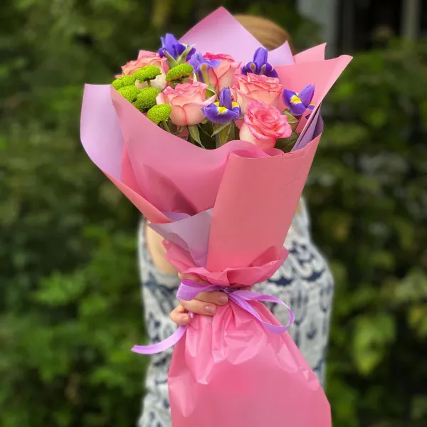 Букет из розовых роз и ирисов (55 см)