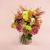 Яркие герберы и хризантемы в вазе