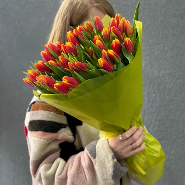 47 красно-жёлтых тюльпанов
