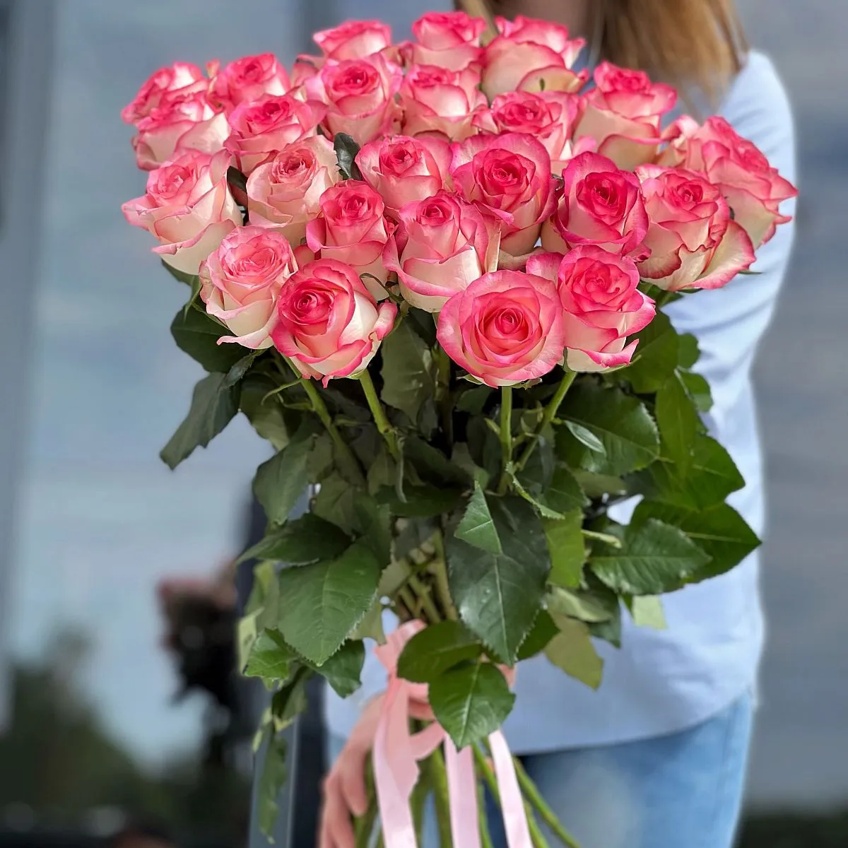 23 бело-розовых роз (60 см)