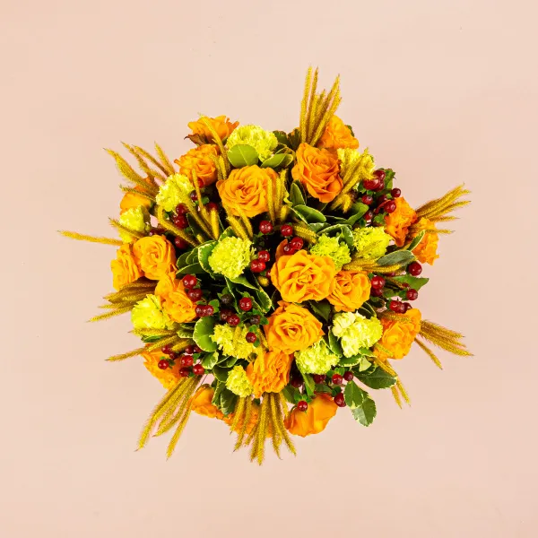 Оранжевые розы и гвоздики в вазе