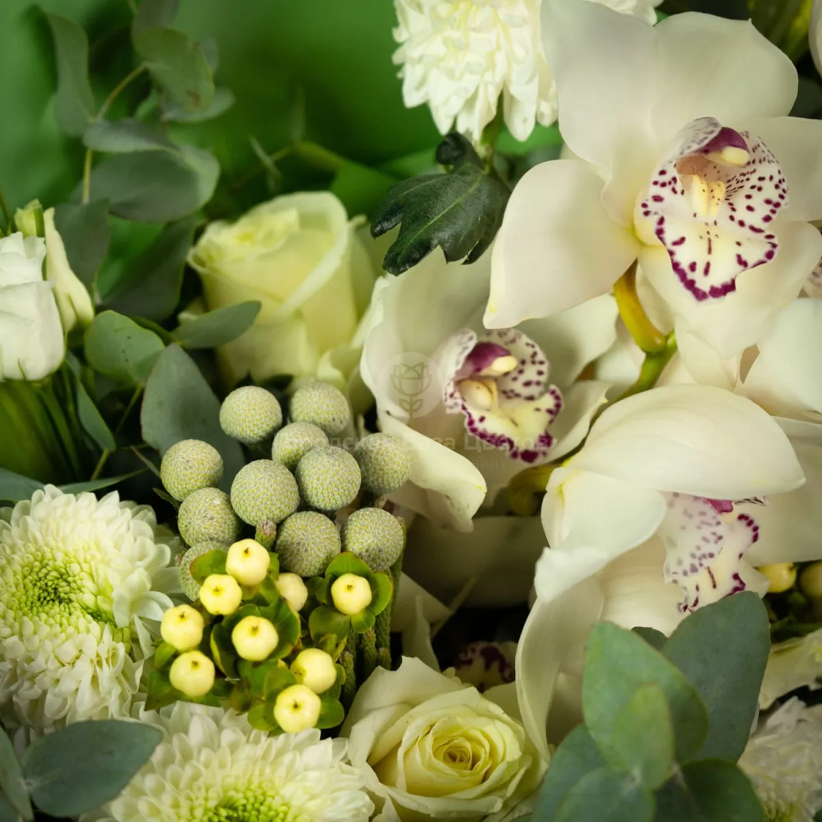 Букет из калл, роз и белой орхидеи