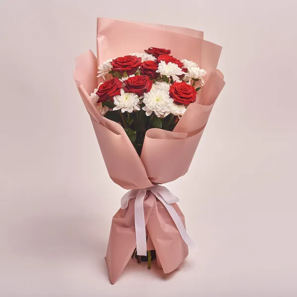 Букет из хризантем и красных роз (60 см)