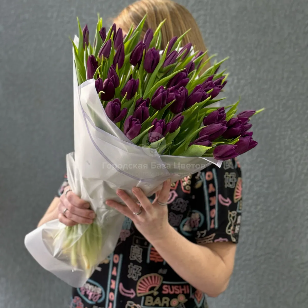 39 бордово-фиолетовых тюльпанов